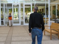 Стив Джобс пришел на работу в офис Apple