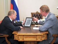 Чубайс презентовал Путину компьютерный планшет, созданный при поддержке Роснано