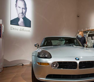 Автомобиль и телефон Стива Джобса продали на аукционе