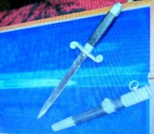 Правоохоронці вилучили у чоловіка холодну зброю, яку він продавав на ОЛХ